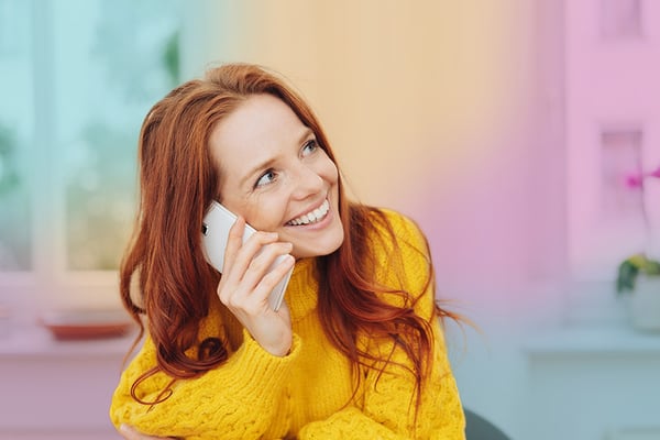 Kvinna med mobiltelefon