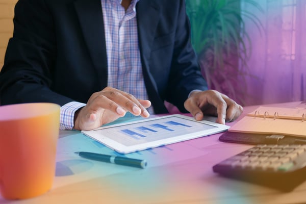 Man vid tablet som visar en data visualisering eller rapport. 