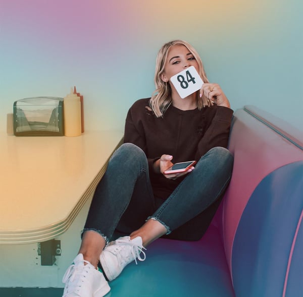 Kvinna på café med mobiltelefon