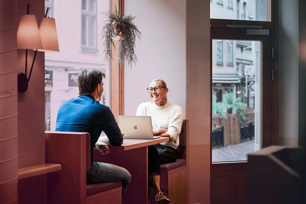 cafe-woman-man-laptop-meeting-talkning-smiling-dstnyjpg