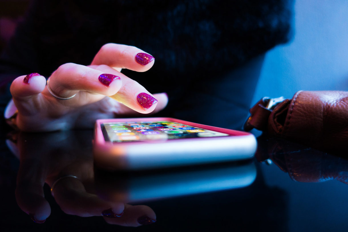 Är blått ljus från telefonen skadligt? | Dstny